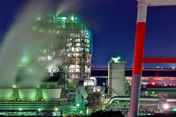 工厂位于日本北九州工业区和美丽的夜景图片下载