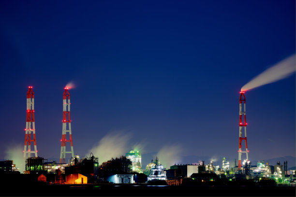 工厂位于日本北九州工业区和美丽的夜景图片下载