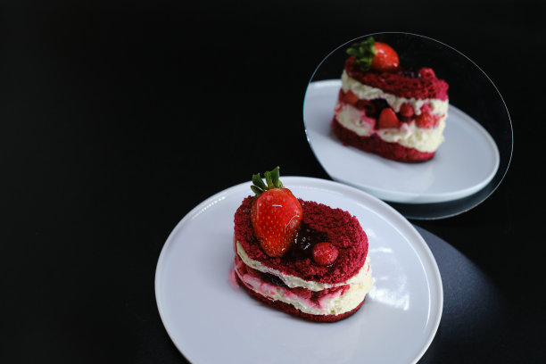 森林水果蛋糕在白色的盘子与黑色的背景图片下载