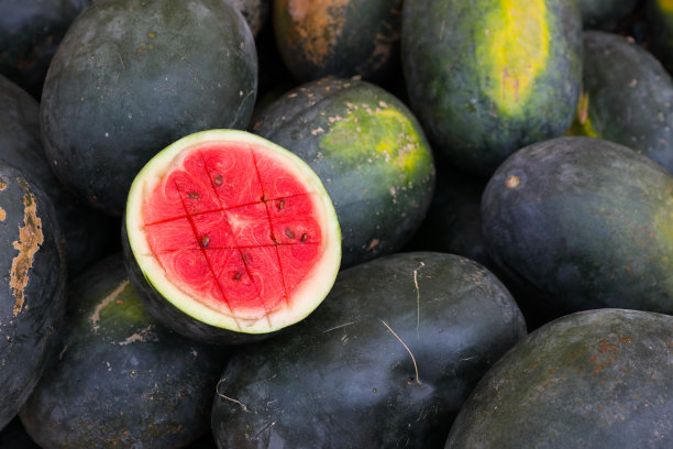 商店里堆满了西瓜图片下载