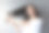 一名白人年轻女子用一把刷子梳理她纠结的黑发的肖像。灰色的背景。护发的概念图片下载