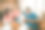 微笑的男性向学校的朋友展示如何在一起学习时解决复杂的数学问题图片下载