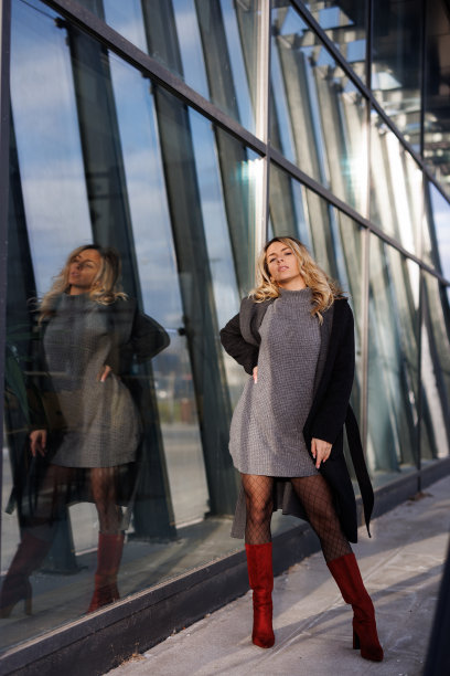 时尚的年轻女子在城市里摆姿势图片下载