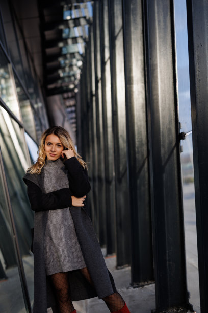 时尚的年轻女子在城市里摆姿势图片下载