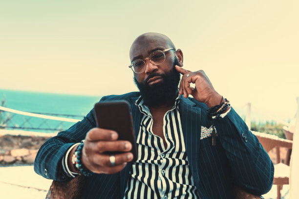 一个在海滨餐馆的非洲人图片下载