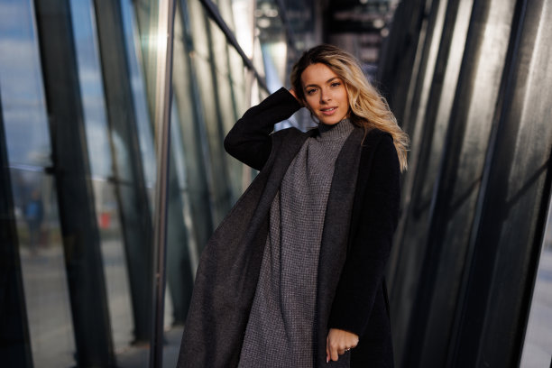 城市里充满自信的年轻女子图片下载