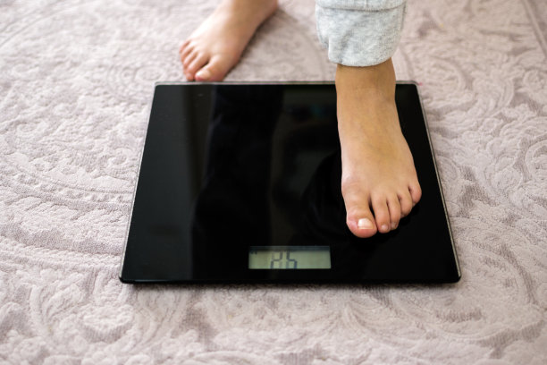 一个女孩光着脚，很重图片下载