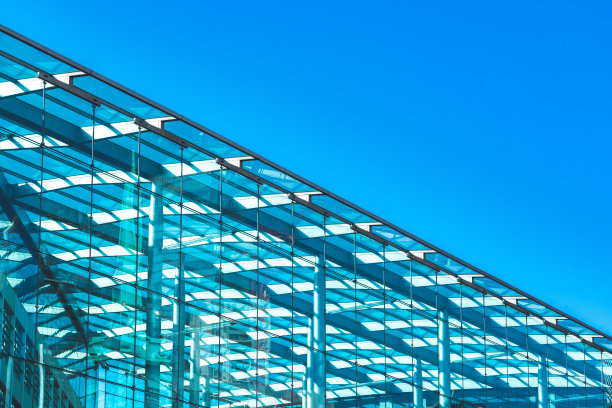 现代钢结构建筑的线条和反射天空的玻璃幕墙图片下载