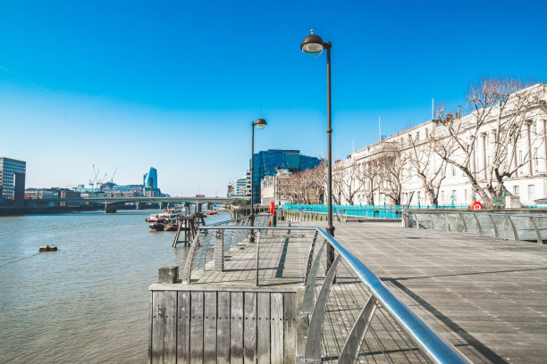 泰晤士河边伦敦城的天际线图片下载