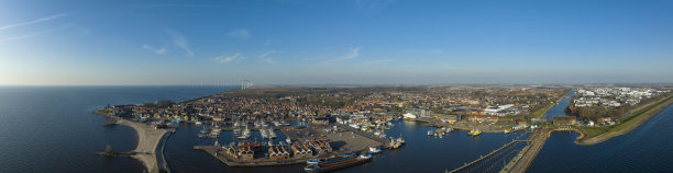 IJsselmeer前Urk岛港口的鸟瞰图图片下载