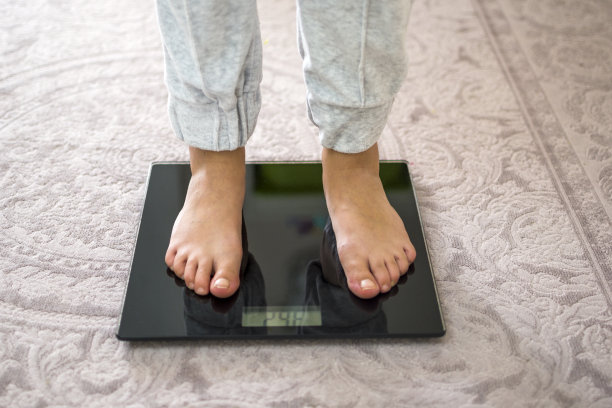 一个女孩光着脚，很重图片下载