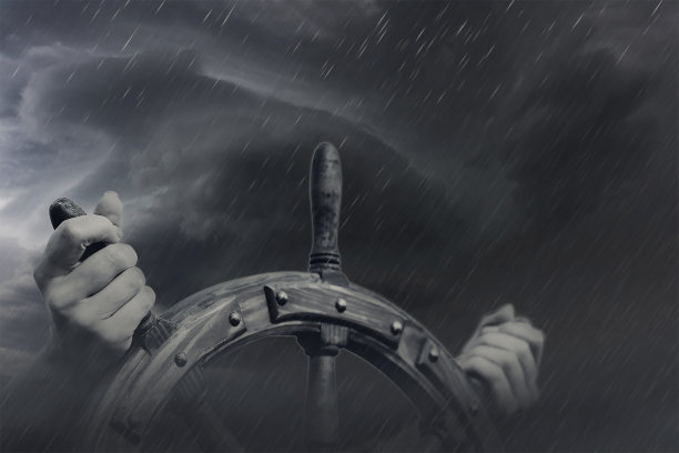 天空背景下的舵手船图片下载