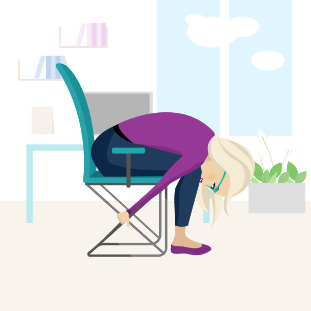 漂亮的金发女人在办公椅上锻炼身体。图片下载