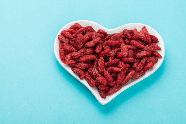 枸杞浆果孤立在白色背景上。图片下载