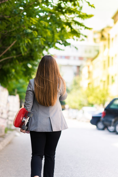 抱着溜冰鞋的漂亮女孩图片下载