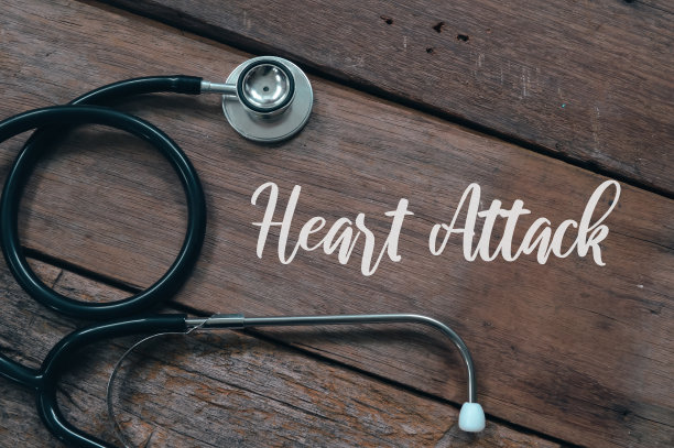 写在木制背景上的“心脏病”。健康的概念。图片下载