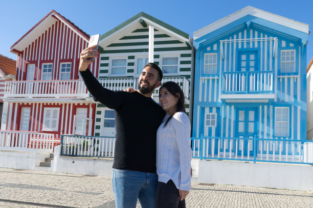 在葡萄牙的科斯塔诺瓦，一对情侣拥抱在一起自拍。图片下载