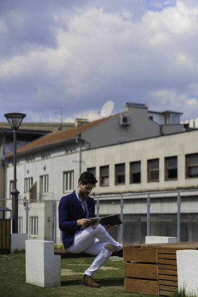 坐在户外工作图片下载