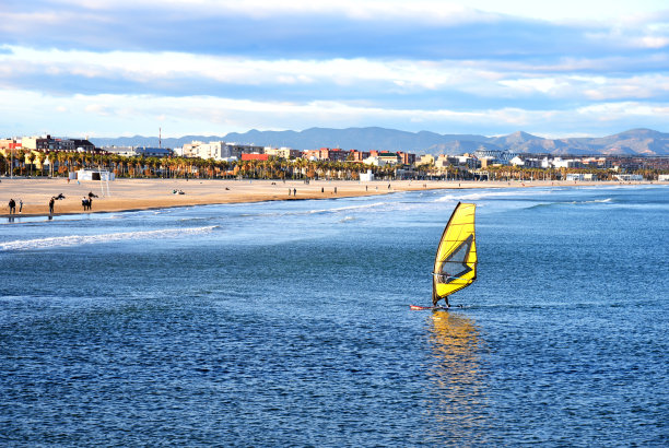船上的冲浪者在海里冲浪。冲浪者用冲浪板接浪。船上的帆船运动是在海浪中进行的。图片下载