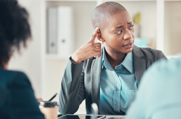 拍摄了一个有吸引力的年轻女商人坐着，看起来关心的会议在办公室图片下载