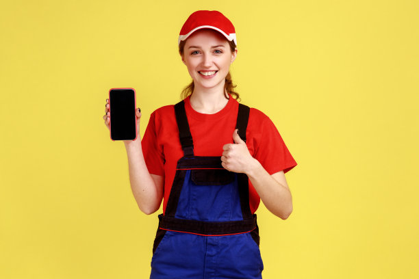 满意的女职工拿着手机，竖起大拇指。图片下载