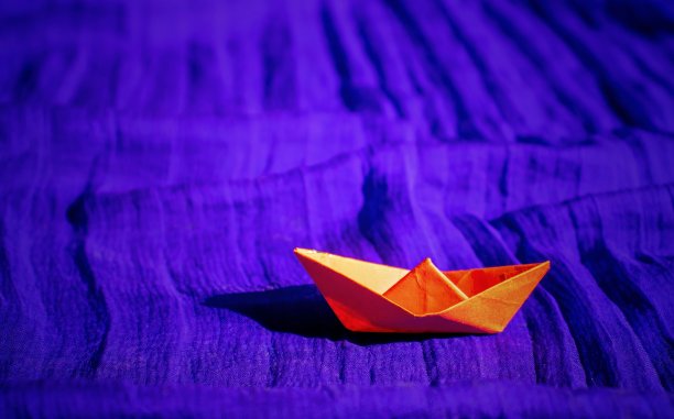 纸红色船孤立在蓝色织物与复制空间，完美的墙纸图片下载