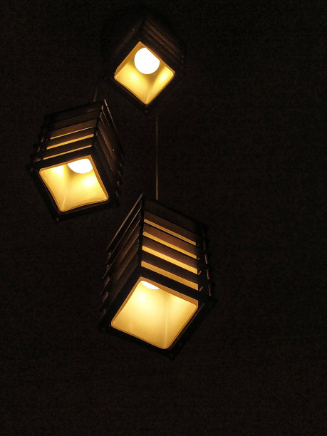 木头挂灯图片下载