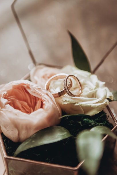 结婚戒指和鲜花放在一个漂亮的盒子里作为新娘的装饰品图片下载