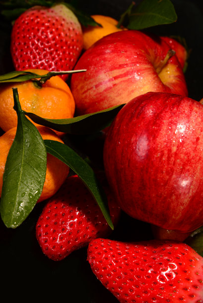 草莓，苹果和橙色的黑色背景图片下载