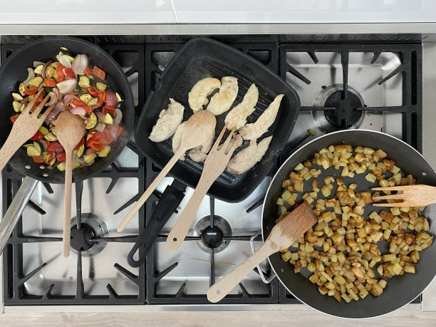 在炉子上煮晚餐图片下载