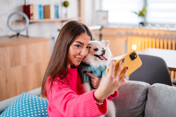 一名年轻女子和她的狗一起自拍图片下载