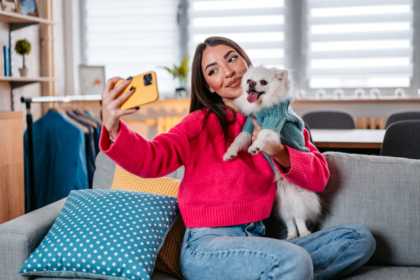 一名年轻女子和她的狗一起自拍图片下载