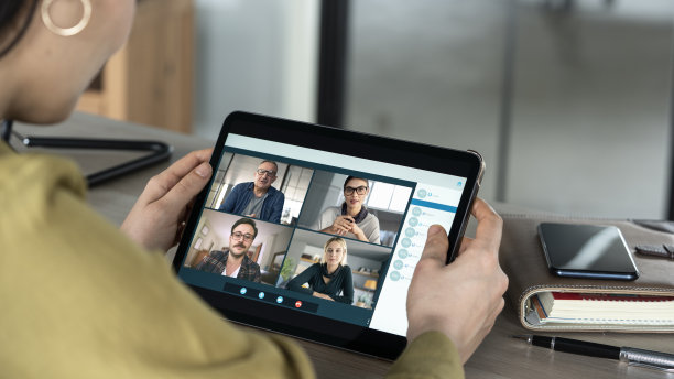 人们在电脑上交谈和工作图片下载