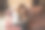 电子商务。学生在笔记本电脑上工作。红发卷发女孩在家里的电脑上工作。疯子喜欢好的工作。商业项目的胜利。快乐的情绪。庆祝胜利。商业成就图片下载