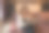 电子商务。学生在笔记本电脑上工作。红发卷发女孩在家里的电脑上工作。疯子喜欢好的工作。商业项目的胜利。快乐的情绪。庆祝胜利。商业成就图片下载