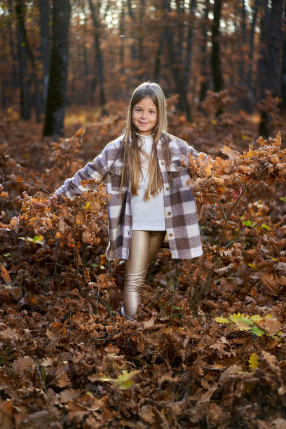 年轻的白种人女孩，森林里偷窥秋天的肖像图片下载