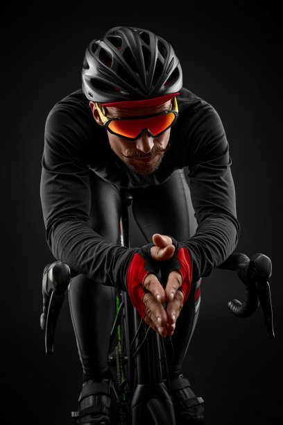 男性自行车骑在黑色的背景道路自行车图片下载