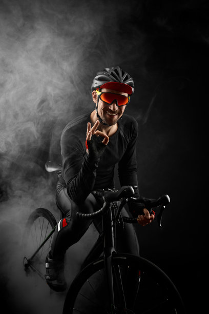 男性骑自行车与道路上的黑色背景图片下载