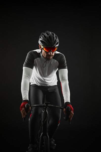 男性骑自行车与道路上的黑色背景图片下载