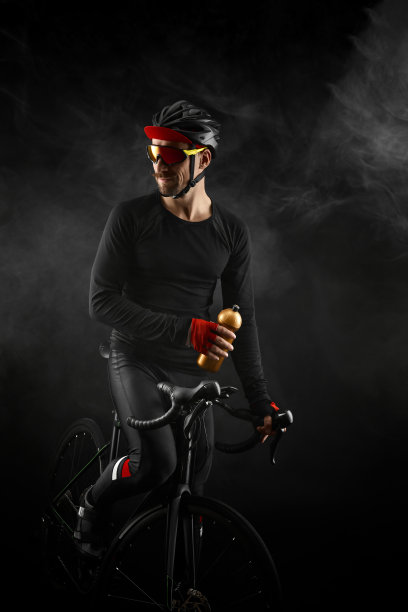 男性骑自行车与道路上的黑色背景图片下载