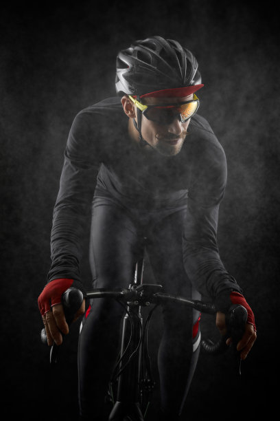 男性自行车骑在黑色的背景道路自行车图片下载