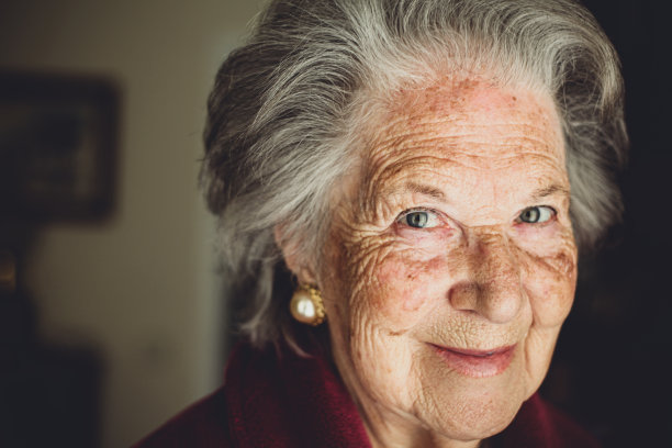 老年的女人微笑图片下载