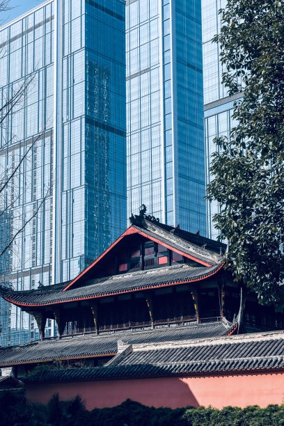 传统的中国建筑和现代的摩天大楼图片下载