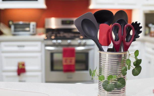 家用厨房里放在柜台上的炊具。图片下载