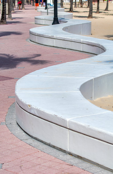 在一个阳光明媚的日子里，在劳德代尔堡，棕榈树环绕的海滨海滨长廊。图片下载