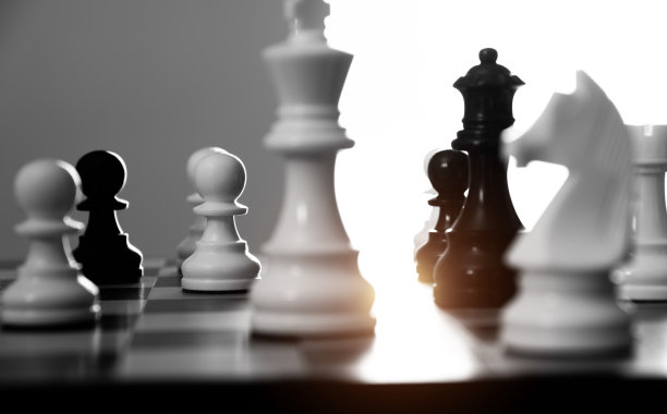 黑白棋子在棋盘上交战图片下载