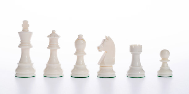 白色背景上的一排棋子图片下载