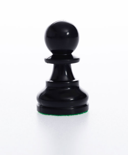 黑卒棋子在白色的背景图片下载