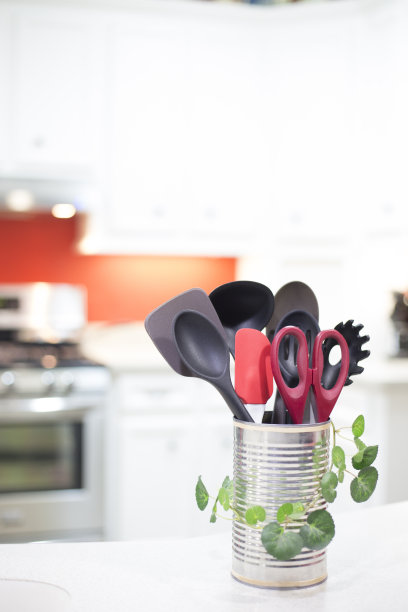 家用厨房里放在柜台上的炊具。图片下载