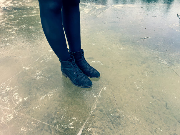 冬天走在结冰的湖面上。图片下载